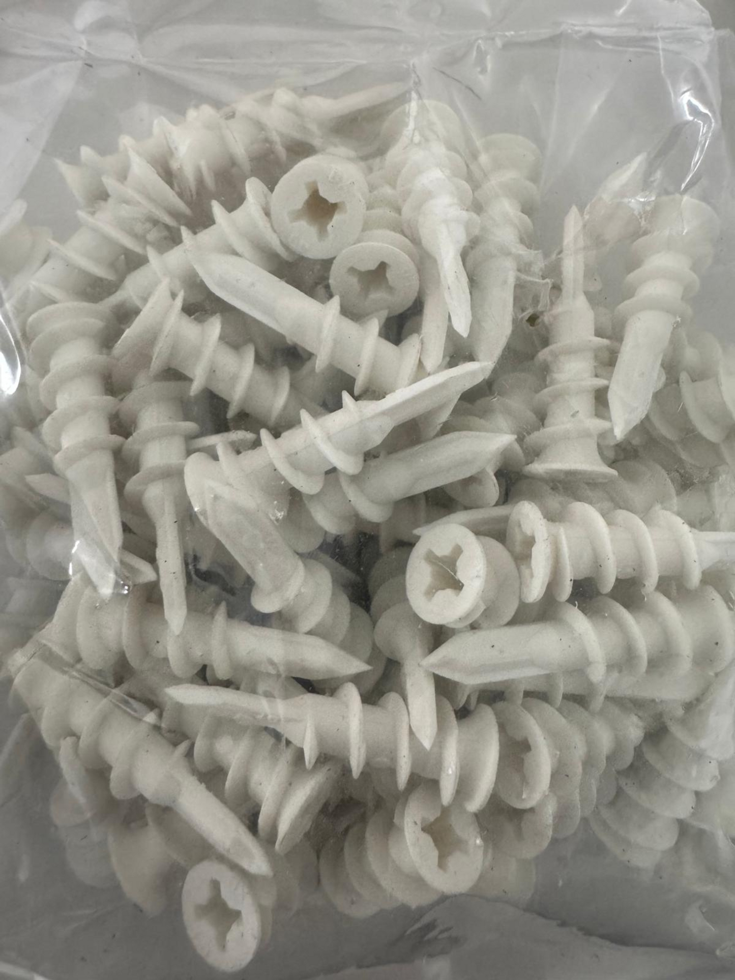100er-Pack selbstbohrende Rigipsdübel aus Kunststoff – Detail des Grobgewindes