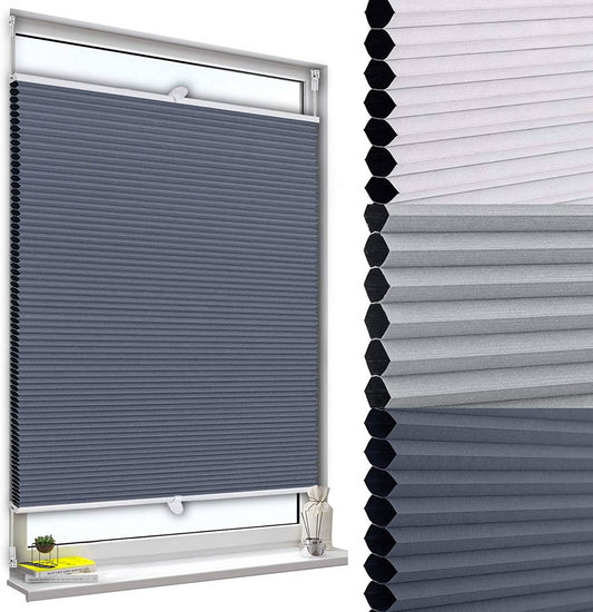waben-doppelplissee blau-weiß am fenster, frontal