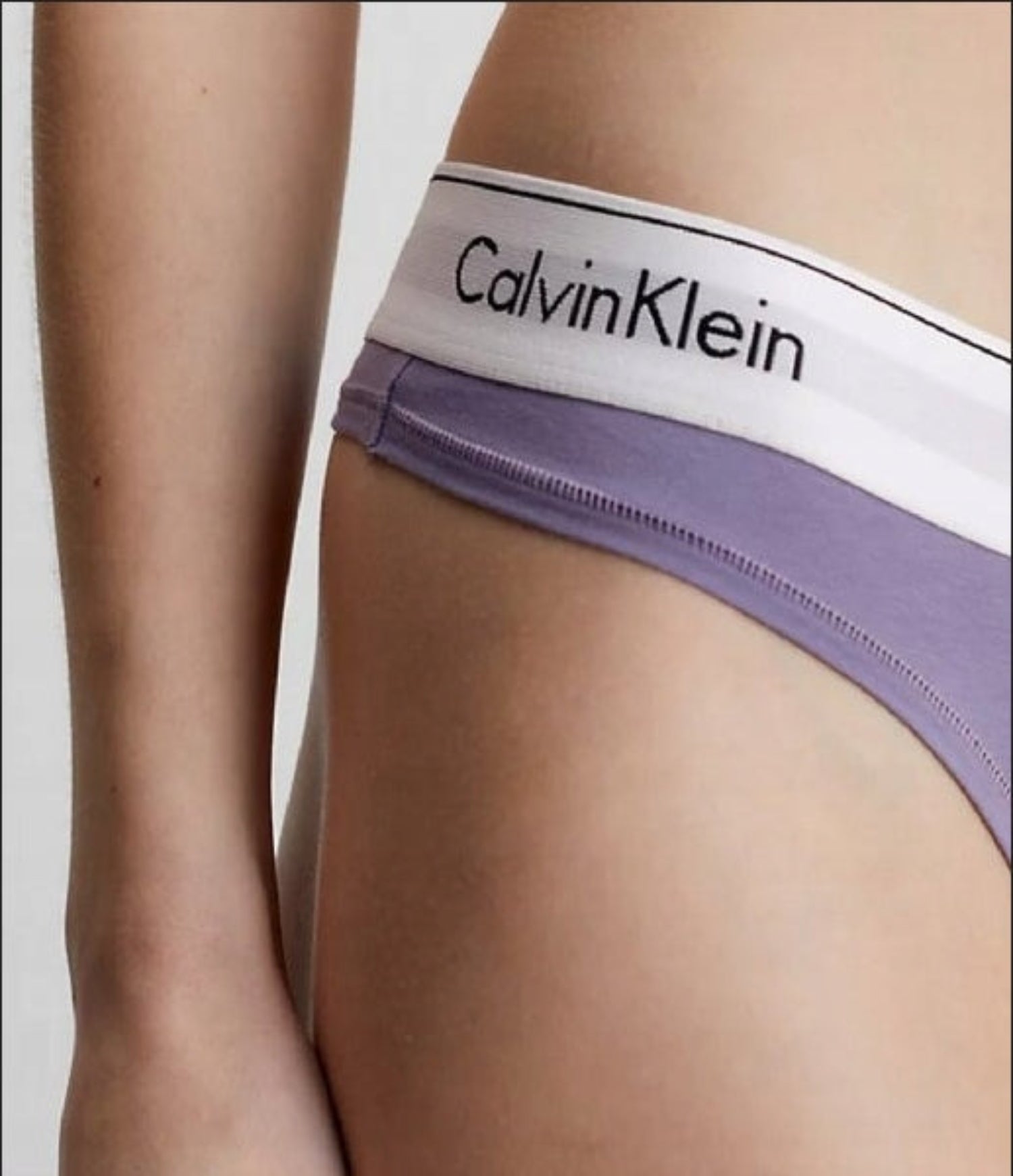 detail logo-bund calvin klein – tanga violett s